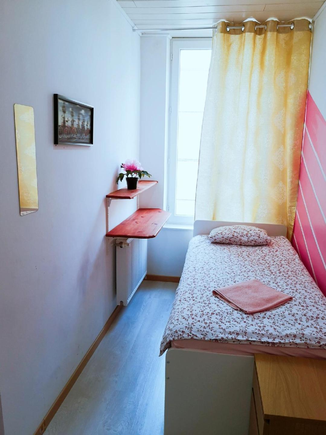 A Private Room For Backpacker Share Bathroom Brussels Exterior photo